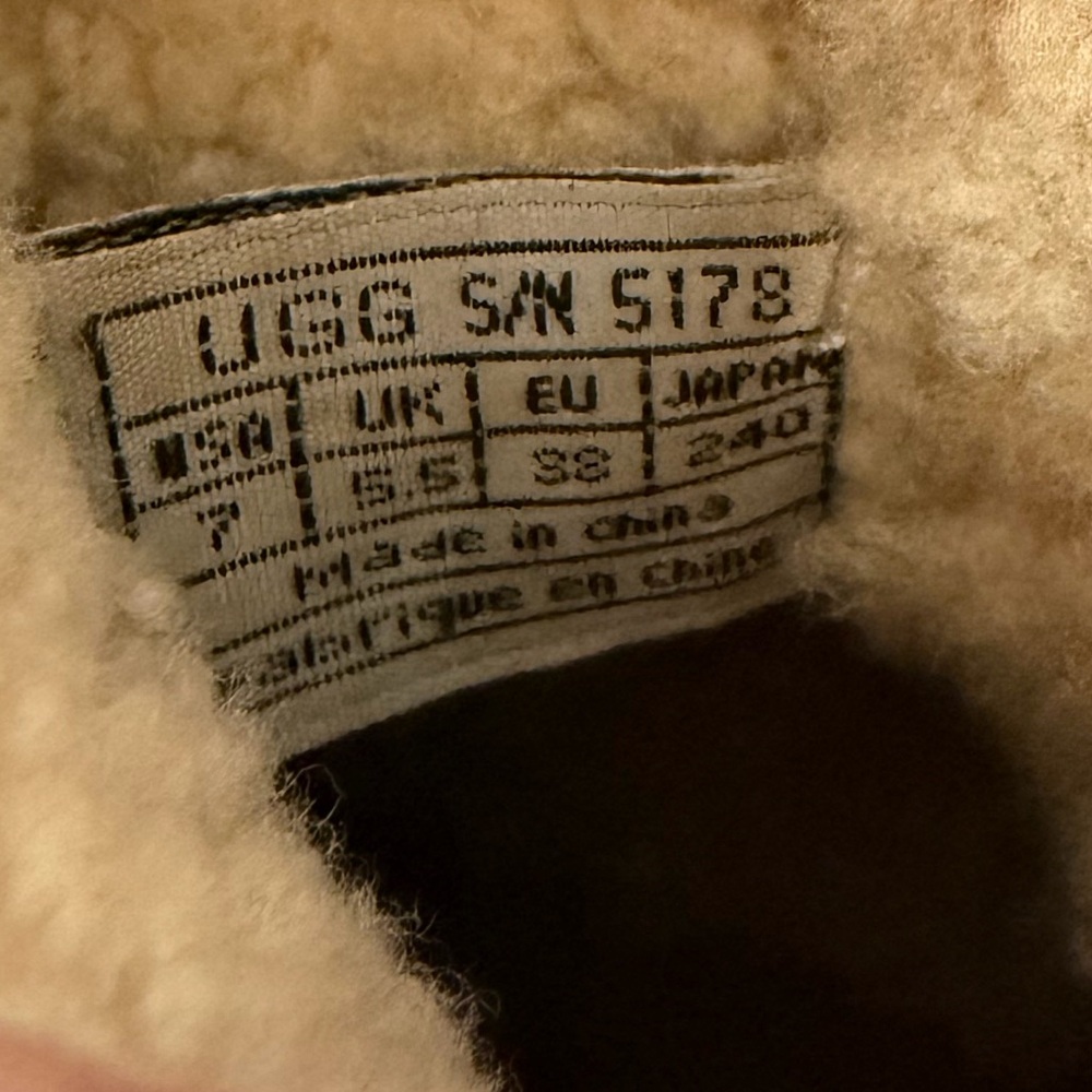 Ugg Cove Dark brown ankle boots 5178 Genuine Sheepskin size 7 - Picture 3 of 14